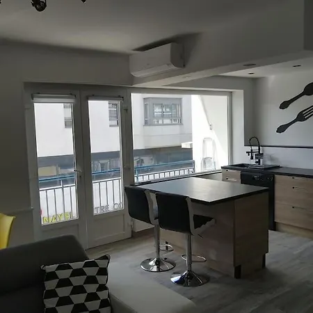 T2 Centre-ville, Equipe, 1 Chambre, 1 A 5 Pers, Climatisation, Balcons, Parking Prive *
